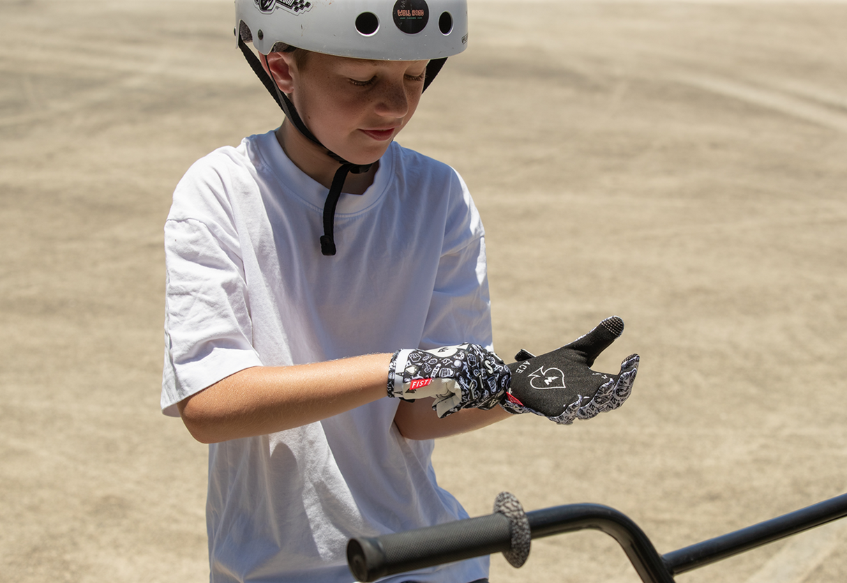 Youth Strapped R-Willy Ace Gloves (Ages 8-14)